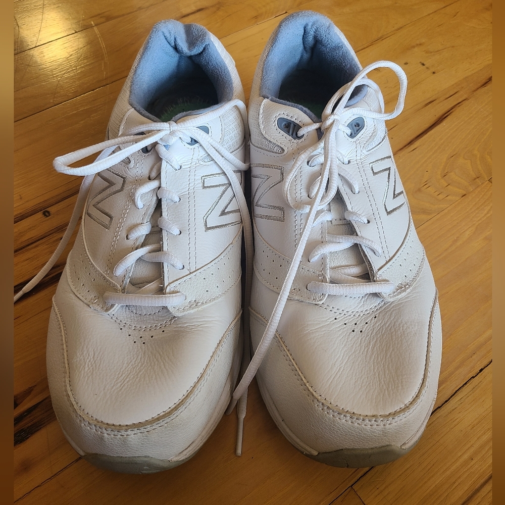 sz12 New Balance White Sneakers